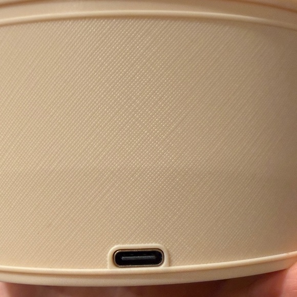 Loves Beauty Lukfook Jewelry Box with USB Charger - Picture 6 of 6